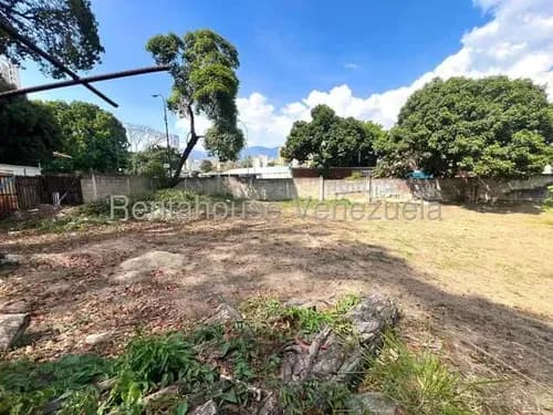Excelente Terreno En Venta, Totalmente Plano Ubicado En Esquina Estratégica De La Urb. El Paraíso. Belkis 25-17451