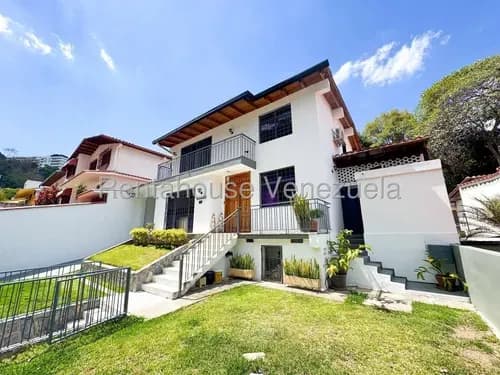 Ft / Esta Imponente Propiedad Dúplex Se Encuentra Ubicada En Una De Las Calles Cerradas Más Exclusivas Y Seguras De Santa Sofía,, En Venta // Mls #26-16858