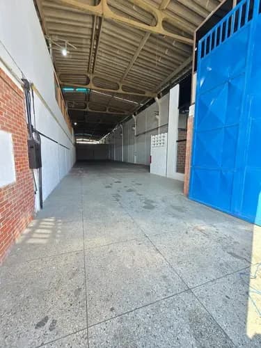 Zona Industrial La Guacamaya Sector Lisandro Alvarado 670 M2 12 M De Altura En Portón 2 Baños 2 Oficinas Luz Trifásica Doble Portón Para Estacionar Vehículos. Nunca Se Va La Electricidad Ya Que Est