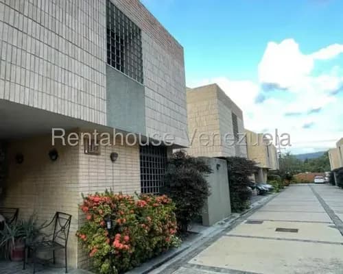Exclusivo Townhouse Estilo Dúplex, Cuenta Con Aire Acondicionado En Todos Sus Ambientes, Vigilancia 24/7 Y Planta Eléctrica 100%. Esta Es Tu Oportunidad De Vivir En Un Hogar Que Supera Expectativas