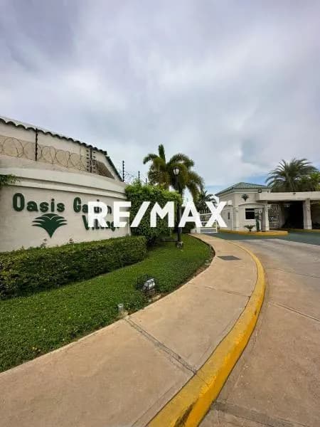 Townhouse en Venta Villa Oasis Garden Av. Fuerzas Armadas