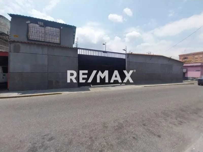 Venta lote de terreno con Bienhechuría para uso Comercial La Victoria