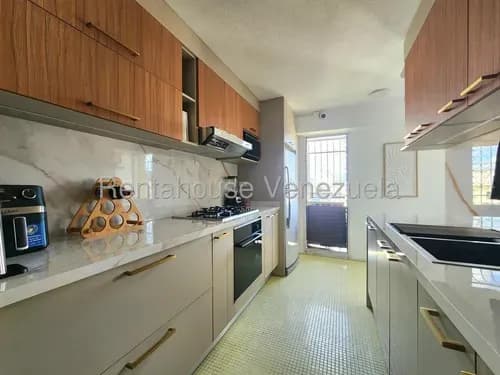 Apartamento En Venta Remodelado Y Amoblado En Urb. El Bosque - Chacaito Mls 26-21074