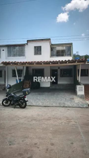 JOYA MODERNA EN SAN DIEGO una casa de revista, lista para mudarte Ubicada en la Urb. Lomas de la Hacienda