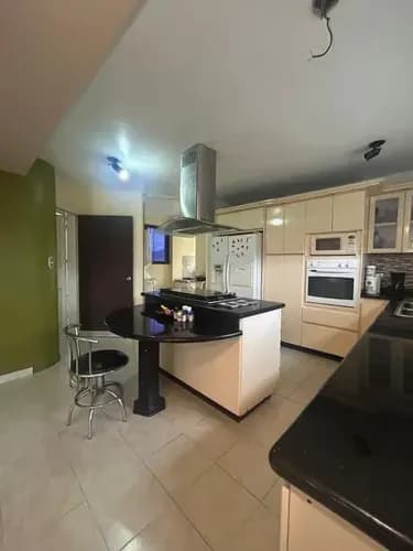 Gl Edificación Comercial Y Residencial En Av Michelena