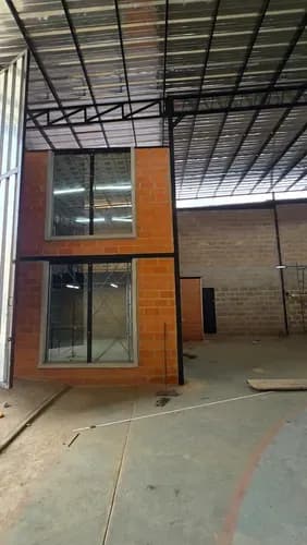 Galpón Zona Industrial La Guacamaya Valencia *250 M2* 2 Oficinas Administrativas Con Baño Baño De Obreros Entrada Con Altura *canon 600$* Negociación: 2 Meses De Depósito 1 Mes De Adelanto 1 Mes