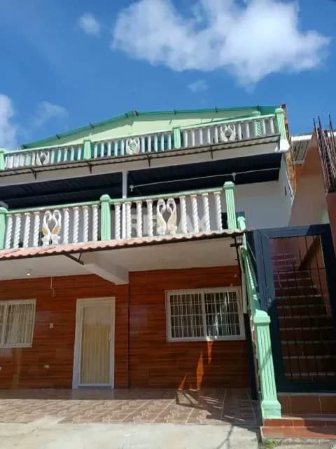 EN VENTA AMPLIA CASA + 3 APARTAMENTOS EN EL VALLE