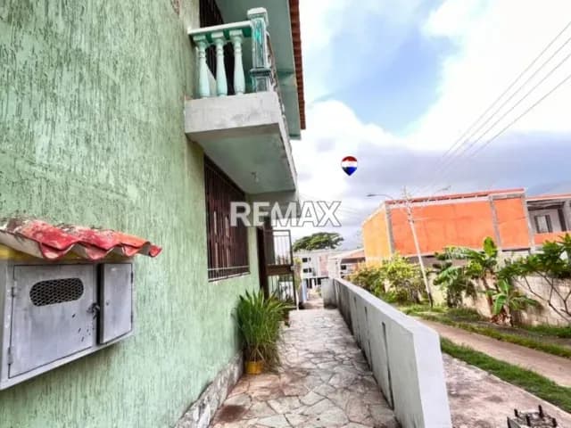 CASA UNIFAMILIAR PARA REMODELAR, IDEAL PARA USO COMERCIAL MUY CERCA DEL CASCO HISTORICO EN LA ASUNCION