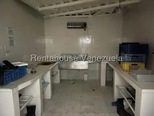 Alquilo Excepcional Deposito, En Los Cortijos !!! No Funcionan Las Cavas, Se Alquila Solo Para Deposito.... Contactame... *lo
