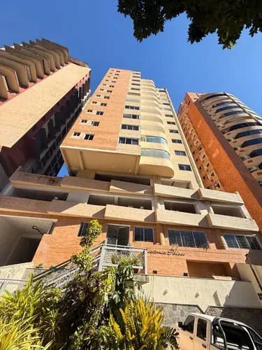 Espacioso Apartamento Semi-amoblado Con Balcón, Vista Panorámica, Climatización En Todos Sus Ambientes, Doble Puesto Techado Y Dos Maleteros Urbanización El Parral, Residencias Victoria Palace Rg-rm