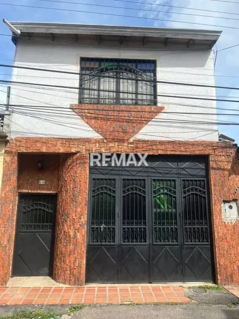 CASA DE DOS NIVELES Y UN SOTANO EN TARIBA