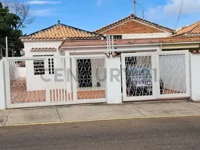 Se vende casa para fines Residencial y Comercial. El Paraiso. Maracaibo
