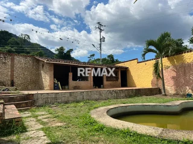 EN VENTA: Terreno con área social y piscina en Carmania, Valera