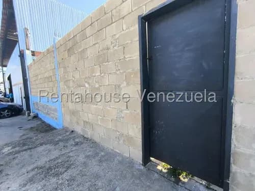 Terreno Multifuncional En Alquiler. Inm 25-10940, Perfecto Para Adaptar A Tus Necesidades. Amplio Terreno Cercado En Avenida Principal, Con Gran Potencial Para Taller Mecánico. Av Sesquicentenaria