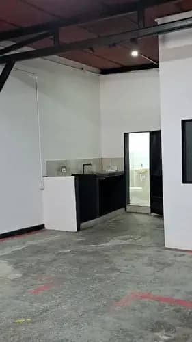 Local Andres Eloy Blanco 414 Mts2 De Construcción 2 Plantas Parte Abajo: - 2 Baños, - Area De Oficina - Espacio Libre - 207 Mts2 Parte De Arriba: Primera Parte: - 4 Areas De Oficinas - 2 Baño