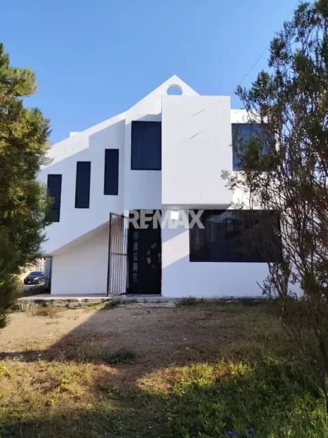OFRECE EN VENTA ¡CASA CON DISEÑO DE CAJA ARQUITECTONICA!