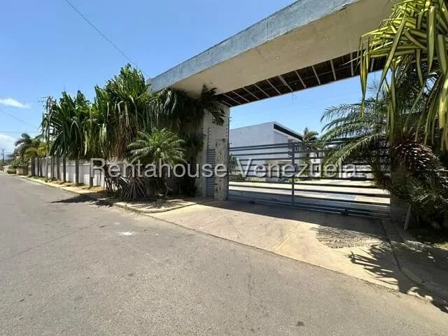 Casa (Duplex) en Venta en Sector La Floresta, Falcon