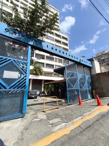 Venta Local O Depósito Comercial Entre 513mt2. Con Mezanina, Altura Mas De Tres(3) Metros, Tabiquería, Ya Instalada, Áreas Divididas, Dos (2) Baños, Una (1) Zona De Cocina. Está Pintando.