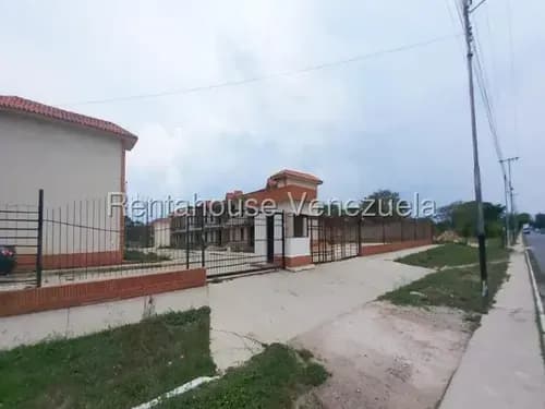 Casa En Venta En Flor Amarillo Valencia Mm Carabobo Tipo Estudio Con Patio