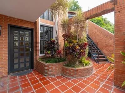 En Venta Espectacular Casa-Quinta de 2 niveles en Cumbres de Curumo
