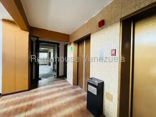Bray Montoya Vende Amplia Oficina En Centro De Barquisimeto, Para Remodelar A Tu Gusto, Es Ideal Para Consultorio O Cualquier Tipo De Negocio! 2#6#2#4#3#0.