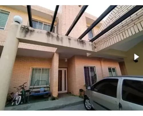Townhouse En Venta Valencia Zona. Norte. Yr0014