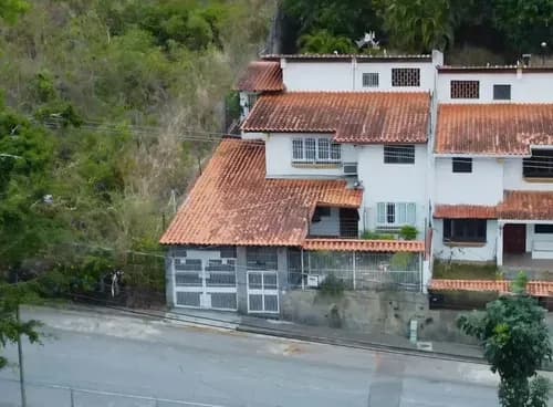 Tg Excelente Inversión! Casa En Venta En La Urb. Miranda, 463 Mt2 De Terreno, Terraza, Jardín 26-12659