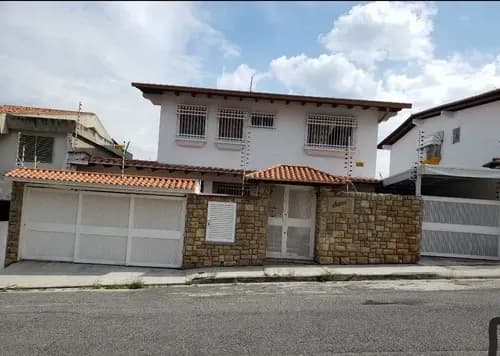 Fabulosa Casa Calle Privada Vigilancia Y Cámaras Tres Niveles Espectacular Vista Anexo 40 Metros 6h 8b 5 Puestos De Estacionamiento Tanque 20.000 Lts Sótano Incorporado A Terraza Con Parrillera