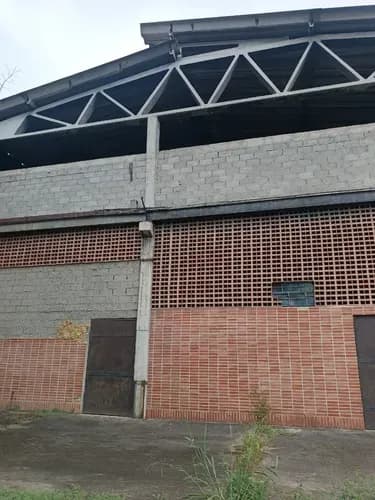 Amplio Y Excelente Galpón, Con Ubicación Estratégica!!