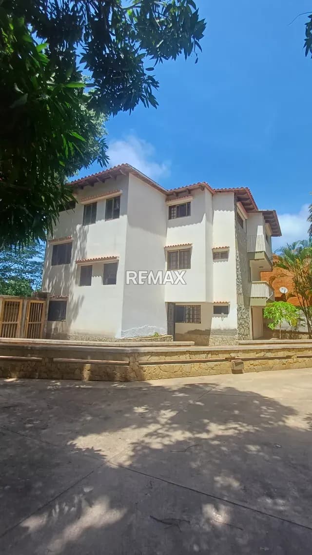 Edificio en Venta de 3 Apartamentos en Isla de Margarita a pie de Montaña.