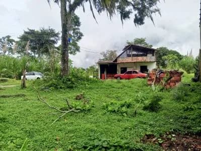 Casa de campo con amplio terreno para proyecto urbanístico