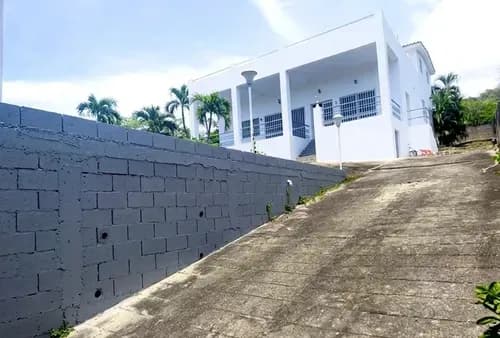 Vendo Está Hermosa Casa Ubicada En Chirimena Higuerote Con Vista Al Mar, Cerca De La Posada Del Gobernador.