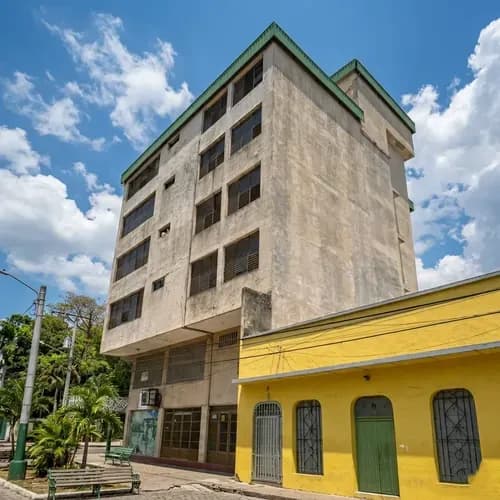 Venta Edificio De 4 Pisos Y Mezzanina Ubicado En La Plaza Bolivar De San Fernando De Apure/diagonal A La Gobernación. Ag