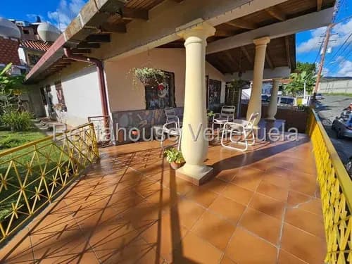 Casa En Venta, Los Teques. Clima Fresco De Montaña, Luz Natural, Fácil Acceso A Todos Los Servicios.5-11643.