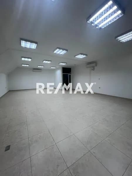 SE ALQUILA Oficina Zona industrial de paramillo piso 2