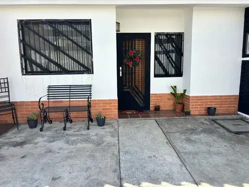 Venta Casa En Villa Monte Carmelo Pueblo* M 142 Mts. De Terreno Aprox. 3 Habitaciones Con Dos Closet De Madera, La Principal Es Amplia. 3 Baños Remodelados. 2 P/e