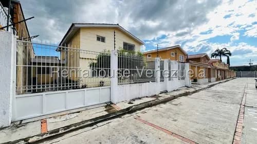 Bella Casa En Venta En Urbanización Privada San Omero La Victoria De Dos Plantas Grande Cómoda Excelente Oportunidad Nela 26-8378