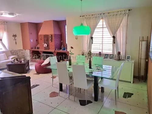 Kc.g. #24-24575 Casa Bi Familiar En Venta Con Una Hermosa Vista, Un Clima Fresco Y Agradable, San Antonio De Los Altos La Suiza