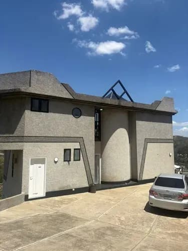 Excelente Casa Con Acabados De Primera En Urb Privada Con Agua Propia Y Vigilancia Privada 380 Mts De Construcción En Terreno De 1.400 Mts 4 Hab Más Servicio 5 Baños 8 Puestos Documentos Al Día