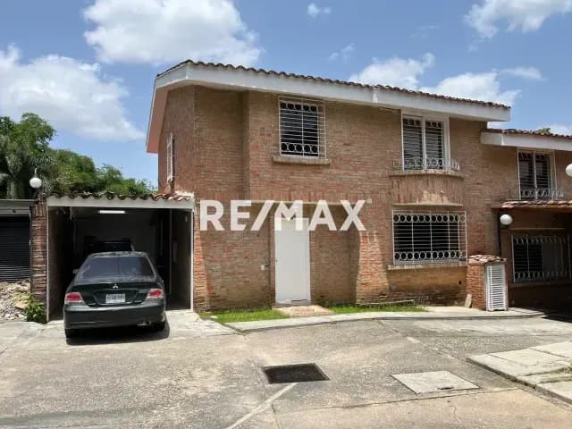 Alquiler de Townhouse Amoblado Planta 100% en Los Aleros Guataparo con Pozo