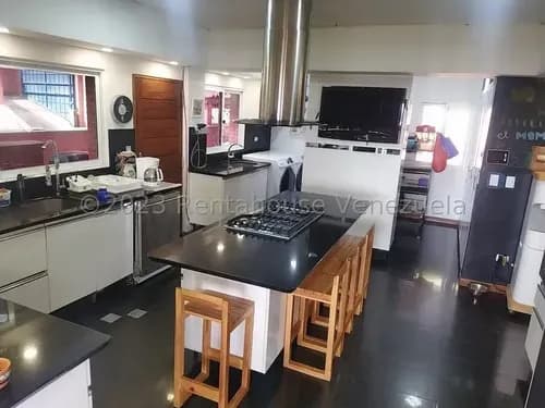 Kc.g #24-24167 Imponente, Enorme, Contemporánea, Discreta, Son Algunas De Las Características O Cualidades Que Hacen De Esta Casa En Venta Ubicada En San Antonio De Los Altos La Suiza