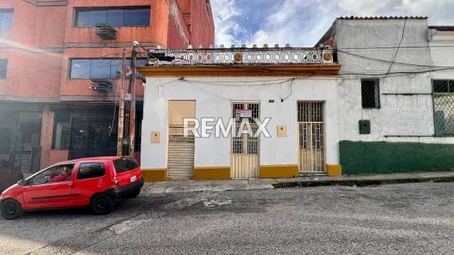 En ALQUILER Casa a pie de calle Frente al Parque Sucre Ideal para comercio