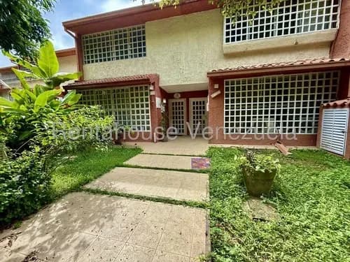 Ld Townhouse En Venta Urb. El Hatillo, Caracas Yf 26-16300