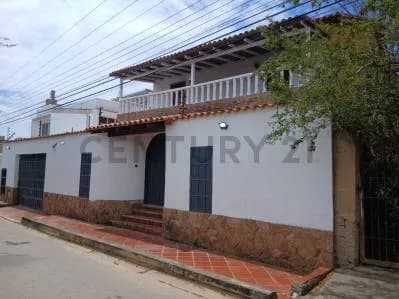 Casa Dúplex en Venta: Exclusividad y Confort en Urbanización Mundo Nuevo.