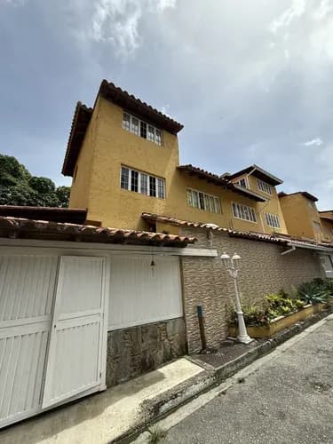 En Venta Casa La Lagunita 190m2, 5h+s, 4b+s,4ptos, Terraza