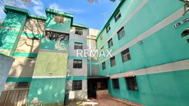Apartamento en venta en obra gris para remodelar en la “Unidad Vecinal” Edificio la Bermeja.