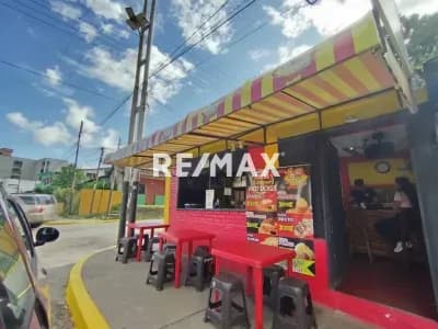 Se vende fondo de comercio (hamburguesas y perros calientes) Con una excelente ubicación en la avenida los Agustínos