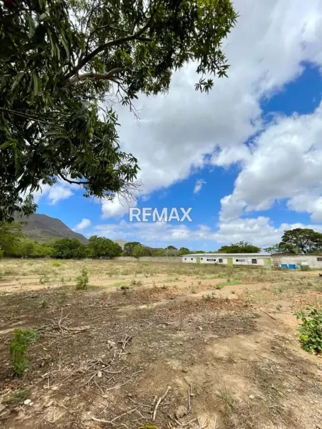 EN VENTA TERRENO CON EDIFICACION DE GALPONES