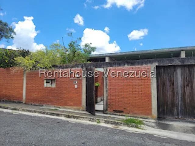 Casa (Duplex) en Venta en Prados del Este, Distrito Metropolitano