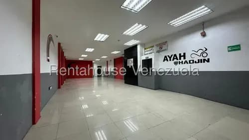 Local En Venta De Tres Niveles Con Montacarga Interno Catia. A Pie De Calle. Fc 26-17646